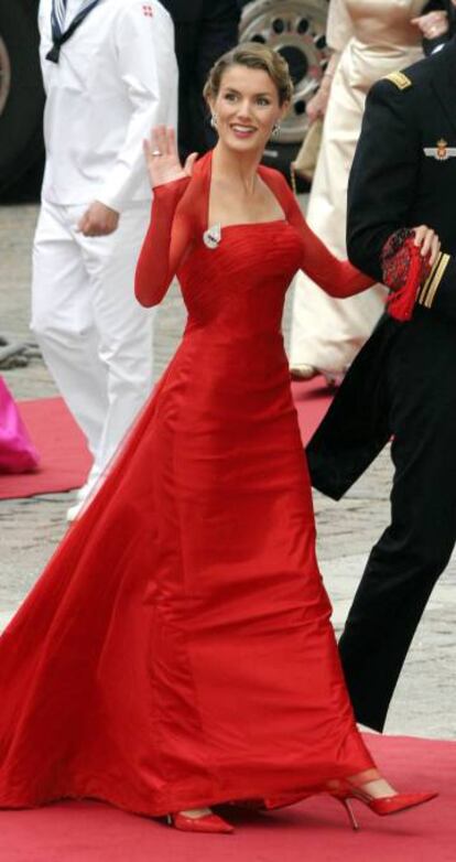 La reina Letizia con un vestido rojo de Lorenzo Caprile en la boda de Federico de Dinamarca en 2004.