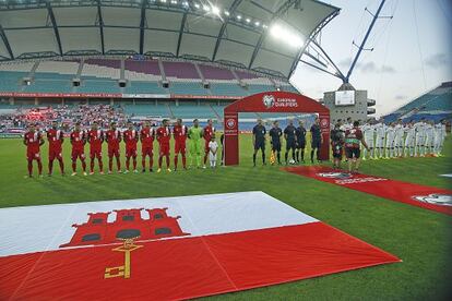 La selección de fútbol de Gibraltar (i), junto a la de Polonia, antes del inicio de su primer partido oficial, el pasado 7 de septiembre.