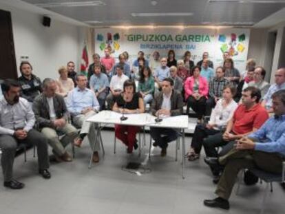 Ediles y junteros del PNV, ayer en la presentación de una campaña sobre residuos.