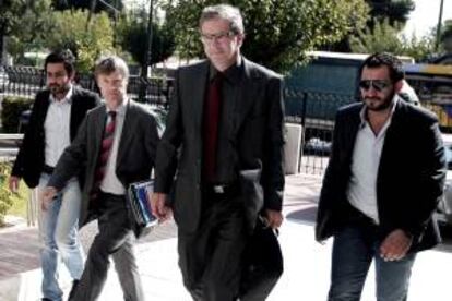 El representante del Banco Central Europeo (BCE), Klaus Masuch (2d), y el director de la Comisión Europea (CE), Matthias Morse (2i), a su llegada al Ministerio de Reforma Administrativa antes de su encuentro con el ministro de Reforma Administrativa de Grecia, Kyriakos Mitsotakis, en Atenas (Grecia). EFE/Archivo