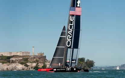 El Oracle navega con la prisión de Alcatraz al fondo en San Francisco. 