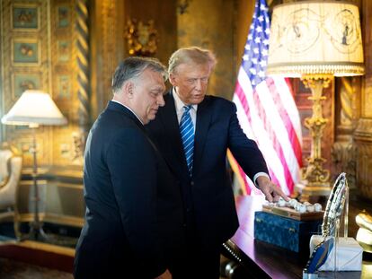 El candidato republicano a la presidencia de EE UU, Donald Trump, recibe en su residencia de Mar-a-Lago al primer ministro húngaro, Víktor Orbán