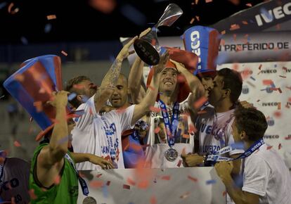 Los jugadores de San Lorenzo celebran el titulo de liga