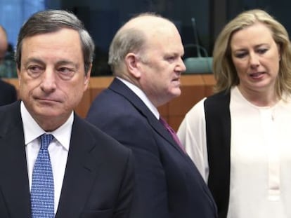 Draghi e os ministros de Economía de Irlanda y Finlandia, nesta segunda-feira em Bruselas.