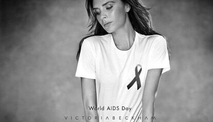 Victoria Beckham diseña una camisa para apoyar la lucha contra el Sida.