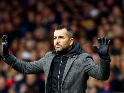 Diego Martínez gesticula en la banda del Wanda, durante el último Atlético-Granada.