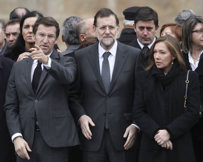 Rajoy, flanqueado por su esposa, Elvira Fernández, y Feijóo, el presidente de Galicia.