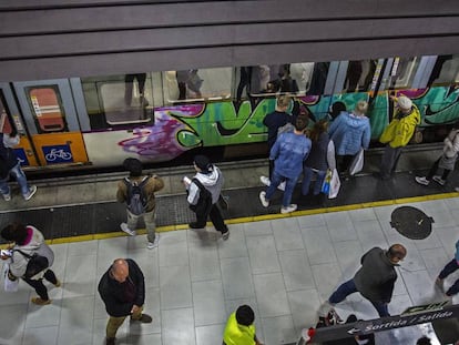 Grafitis en un tren de cercanías en la estación de Plaza de Cataluña, en Barcelona.