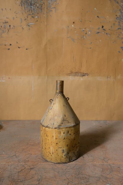 Los posó en la misma mesa donde los pintaba el pintor. La mesa conservaba las marcas hechas con lápiz, que ayudaban al artista a saber el lugar exacto donde había colocado el objeto.