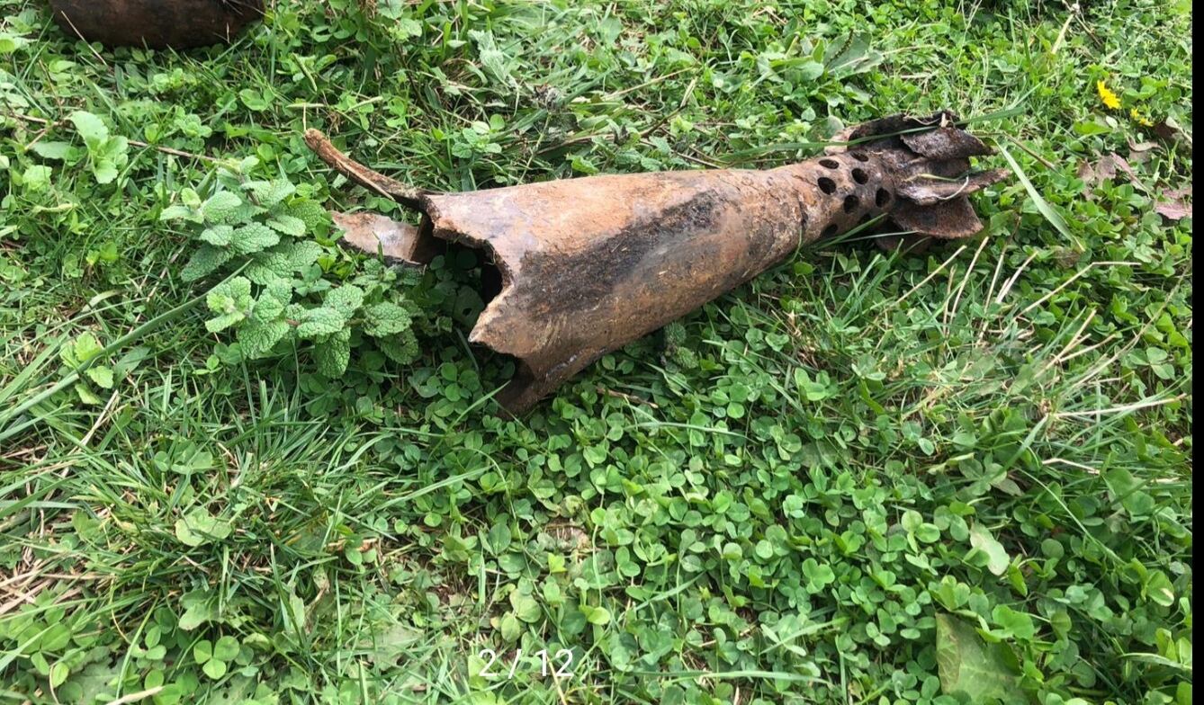 El obús de la Guerra Civil hallado en una sima de Larraul (Gipuzkoa) tras su detonación.