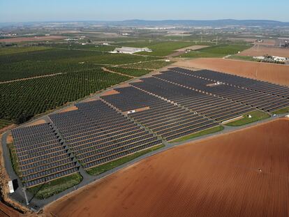 Planta fotovoltaica en Brenes (Sevilla), perteneciente a la Comunidad de Regantes del Valle inferior del Guadalquivir.