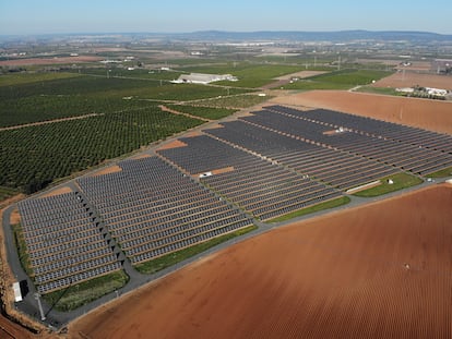 Planta fotovoltaica en Brenes (Sevilla), perteneciente a la Comunidad de Regantes del Valle inferior del Guadalquivir.