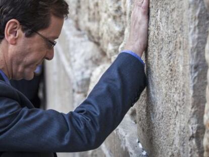 El laborista Isaac Herzog reza en el Muro de las Lamentaciones.