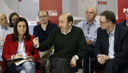 Rubalcaba, entre Soraya Rodr&iacute;guez y Marcelino Iglesias en Galapagar.