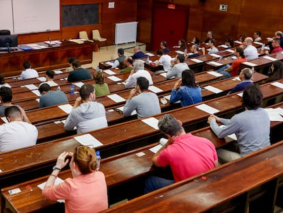 Aspirantes se presentan a los exámenes de oposición en la Facultad de Derecho de la Universidad Complutense.