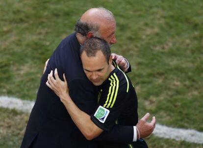 Del Bosque e Iniesta se abrazan al terminar el partido ante Australia que cerró la participación de España en el Mundial de Brasil