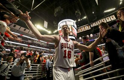 Pau Gasol saluda al p&uacute;blico tras un partido con los Bulls.