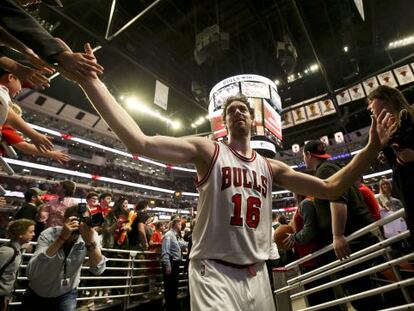 Pau Gasol saluda al público tras un partido con los Bulls.