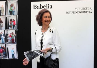 La reina Sofía durante la inauguración de la Feria del Libro, en el estand de Babelia.