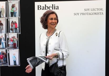 La reina Sof&iacute;a durante la inauguraci&oacute;n de la Feria del Libro, en el estand de Babelia.