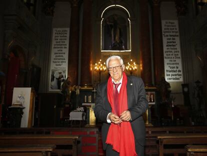 El padre Ángel, en la iglesia de San Antón.