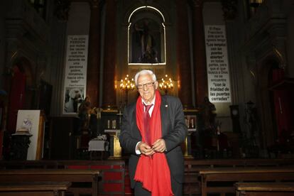 El padre Ángel, en la iglesia de San Antón.