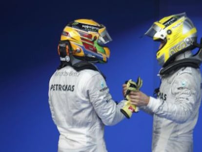 Lewis Hamilton y Nico Rosberg se felicitan por su tercer y cuarto puesto en el GP de Malasia