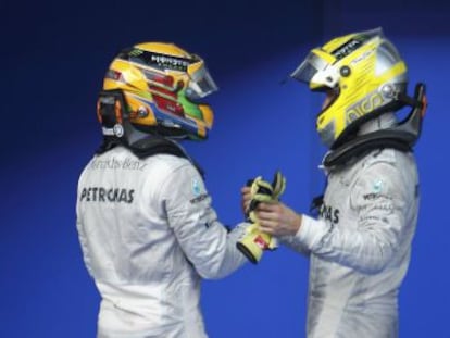 Lewis Hamilton y Nico Rosberg se felicitan por su tercer y cuarto puesto en el GP de Malasia