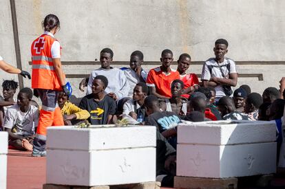 Varias de las personas migrantes desembarcadas por la Guardamar Caliope al puerto de La Estaca, este martes.