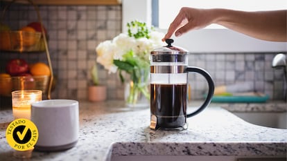 Cafetera francesa en cocina con café recién hecho