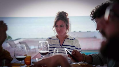 Marina Salas al porxo de Casa Rovira en la pel·lícula 'También esto pasará'