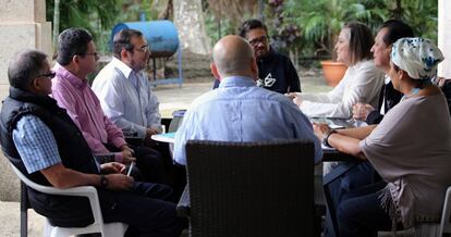 La excandidata presidencial Clara L&oacute;pez conversa con la direcci&oacute;n de las FARC en La Habana; frente a ella, el l&iacute;der de la guerrilla,Timochenko.