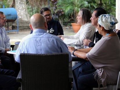 La excandidata presidencial Clara L&oacute;pez conversa con la direcci&oacute;n de las FARC en La Habana; frente a ella, el l&iacute;der de la guerrilla,Timochenko.