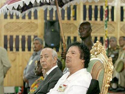 Muammar el Gaddafi celebra ayer el Día de la Revolución libia acompañado del primer ministro marroquí, Driss Jettu.