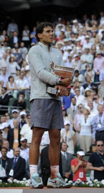 Rafael Nadal sostiene su noveno trofeo de Roland Garros