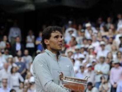 Rafael Nadal sostiene su noveno trofeo de Roland Garros