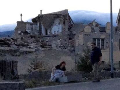 Al menos 250 personas han muerto a causa del terremoto del miércoles y docenas siguen heridas. Mientras prosiguen las operaciones de rescate, los supervivientes y las autoridades temen que se localicen todavía más víctimas bajo los escombros