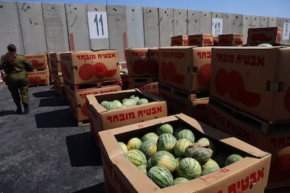 Crónica desde la frontera con Gaza: camiones de sandías y patatas frente a un muro informativo 