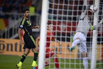 Diego Costa observa como entra el balón en el 0 a 1
