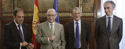 El ministro de Hacienda junto a los principales responsables de las asociaciones de autónomos.