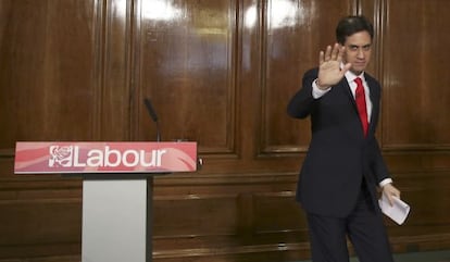 Ed Miliband, tras anunciar su renuncia como l&iacute;der laborista, el viernes en Londres.