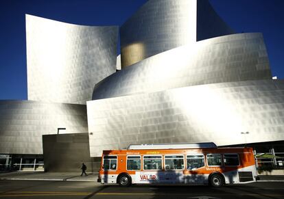 Frank Gehry (Toronto, Canadá, 1929) es seguramente el más pródigo a la hora de infringir los principios de utilidad, firmeza y belleza que acuñó Vitruvio. En 2007, el MIT (Massachusetts Institute of Technology) demandó al arquitecto porque en el Centro Ray y Maria Stata, finalizado tres años antes en el mismo instituto, habían aparecido grietas y manchas de moho en las paredes y en invierno se formaban carámbanos en los salientes. La contratista Skanska ya había alertado sobre los problemas que su construcción conllevaría. ¿Por qué? Gehry había proyectado la forma sin pensar en el funcionamiento. Lo mejor llegó con el Walt Disney Concert Hall de Los Ángeles (en la foto). Al sol de California, los reflejos del metal que lo cubría elevaban 15ºC la temperatura de la acera. Si la temperatura en verano en Los Ángeles puede llegar a los 30ºC, estamos hablando que se alcanzarían los 45ºC en el perímetro del edificio. Los visitantes que esperaban cola fuera y los vecinos protestaron, y se tuvo que llevar a cabo un lijado del metal para reducir el reflejo.