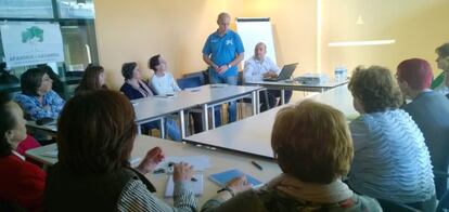 Las alumnas de Afammer Navarra en Andosilla atienden las explicaciones del voluntario de La Caixa.