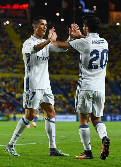 Marco Asensio (d) celebra su gol con Cristiano Ronaldo.