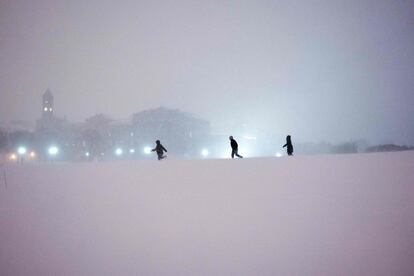 Persones jugant amb la neu al National Mall de Washington aquest dissabte.