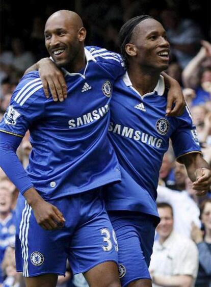 Anelka y Drogba celebran el gol del francés al Fulham.