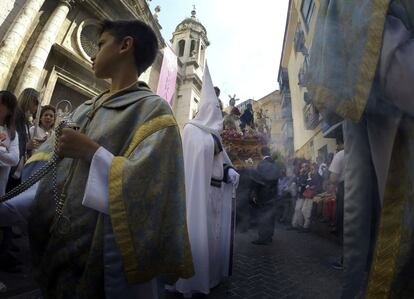 <b>DOMINGO DE RAMOS. Jaén.</b> Monaguillos en la procesión de Nuestro Padre Jesús de la Salud entrando en Jerusalén y María Santísima de la Paz.