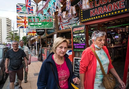 Una de las calles de Benidorm con numerosos locales cuyos principales clientes son los británicos. 