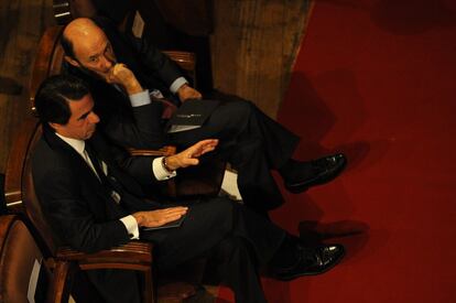 Aznar y Rubalcaba charlan durante la ceremonia de apertura de la cumbre Iberoamericana en el Teatro Falla de Cádiz.
