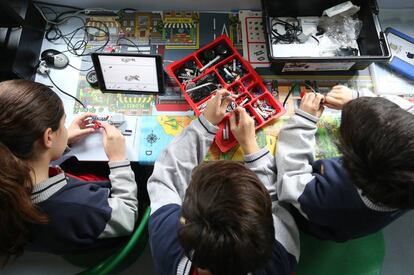 Ni&ntilde;os en clase de tecnolog&iacute;a manejando herramientas y piezas mec&aacute;nicas en el colegio privado Brains Mar&iacute;a Lombillo, en Arturo Soria, Madrid.